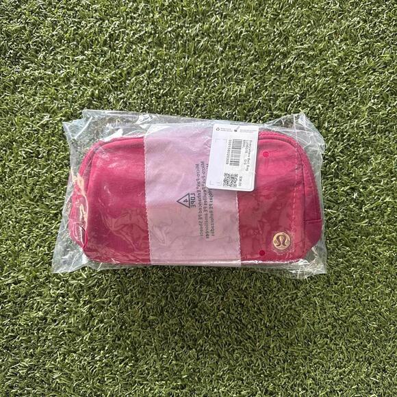 Everywhere Belt Bag 1L - Berry Rumble - Picture 2 of 2